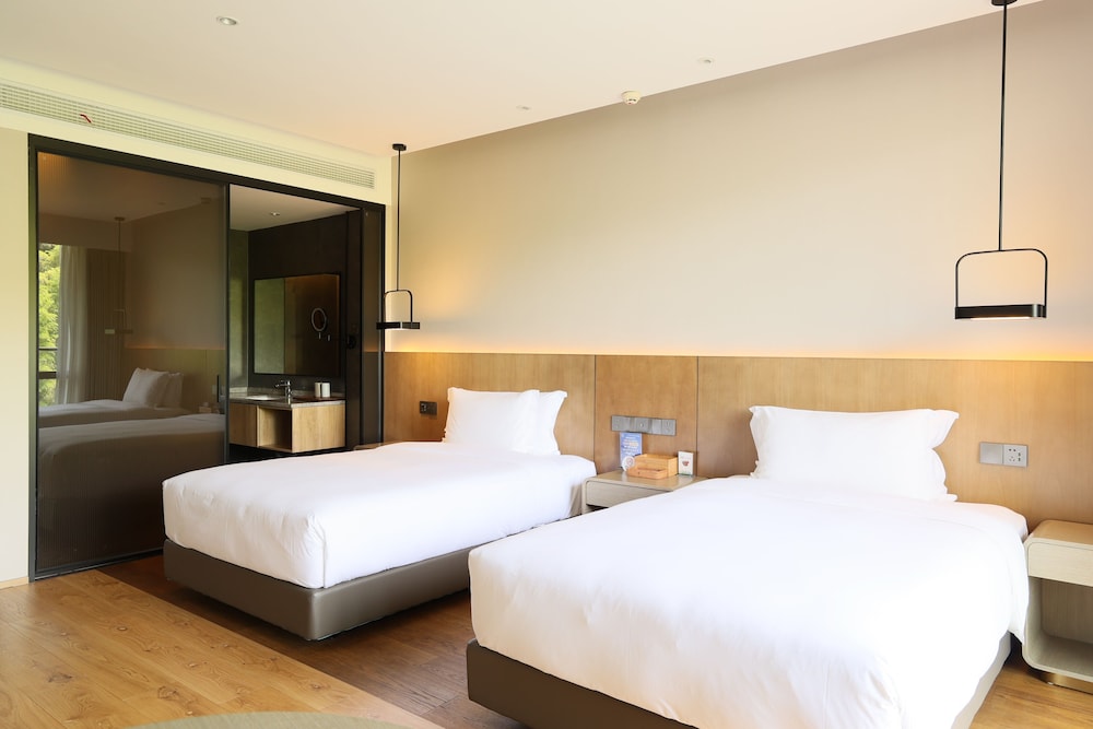 Basic Twin Room, Balcony, Hill View