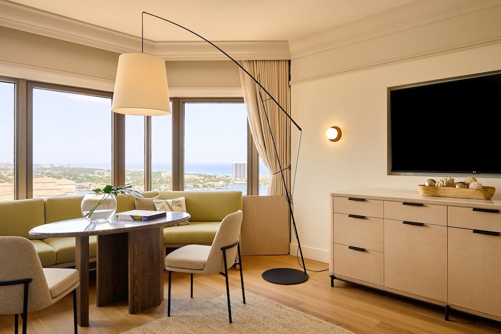 Club Level Partial Ocean View 1BR Suite photo 2