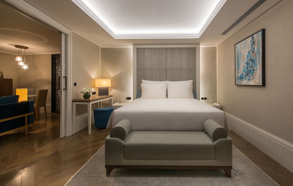 Superior Suite, 1 King Bed (Penthouse) thumbnail 5