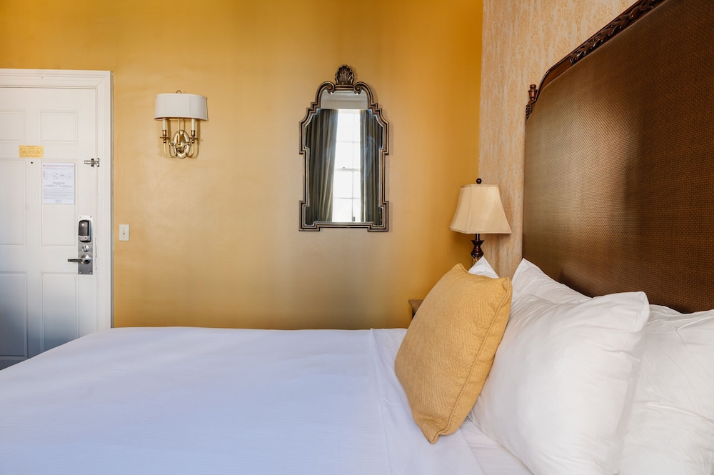 King Room (24/7 Front Desk) - Photo 10