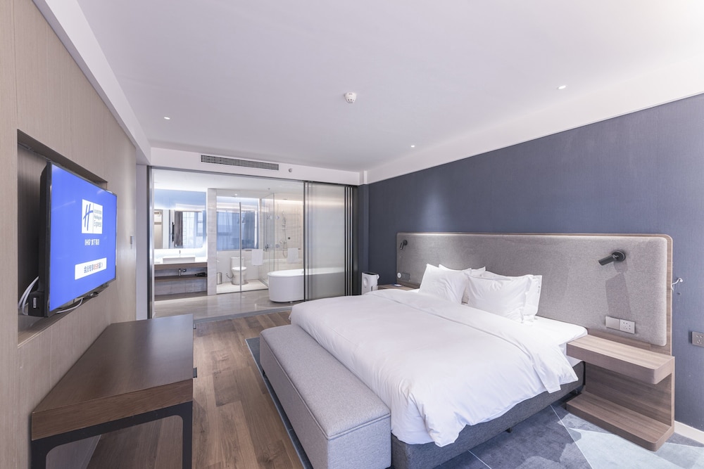 Suite, 1 King Bed, Mountain View