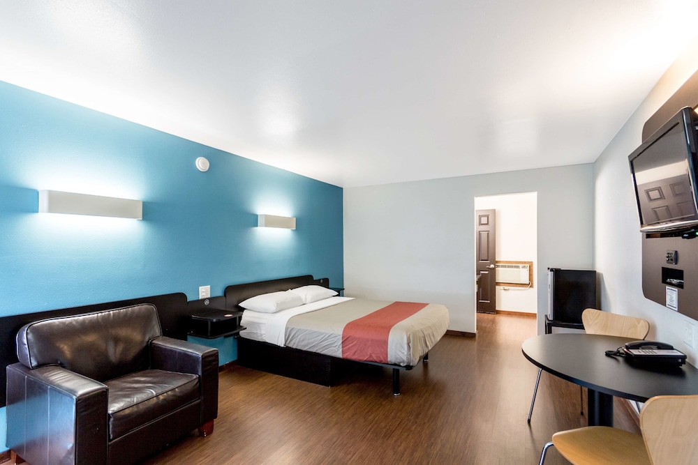 Deluxe Room, 1 Queen Bed, Non Smoking, Kitchenette photo 1