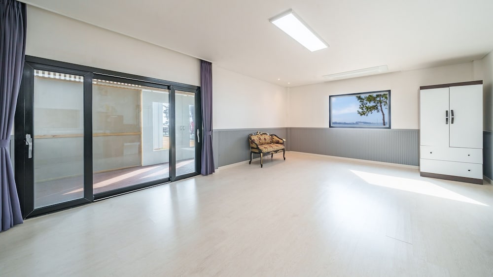 Basic Room, 1 Bedroom (105(Private House/Ocean View/BBQ))