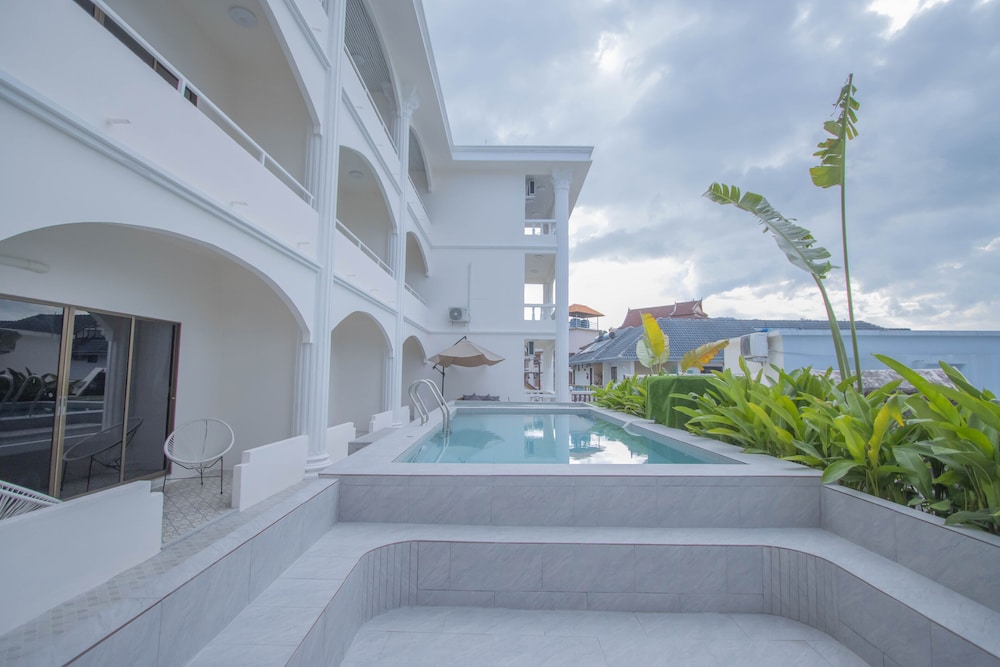 Deluxe Room, 1 Bedroom, Pool View - Photo 11