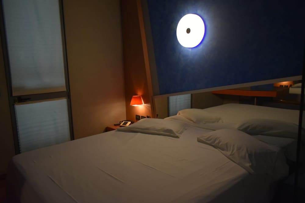 Economy Room, 1 Queen Bed photo 3