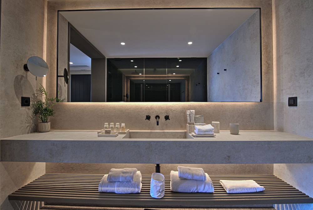 Superior Suite, Sea View - Photo 19