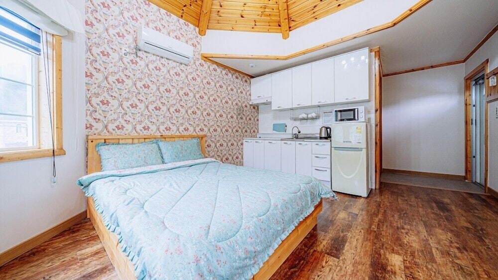 Room (Cherry Sage) photo 3