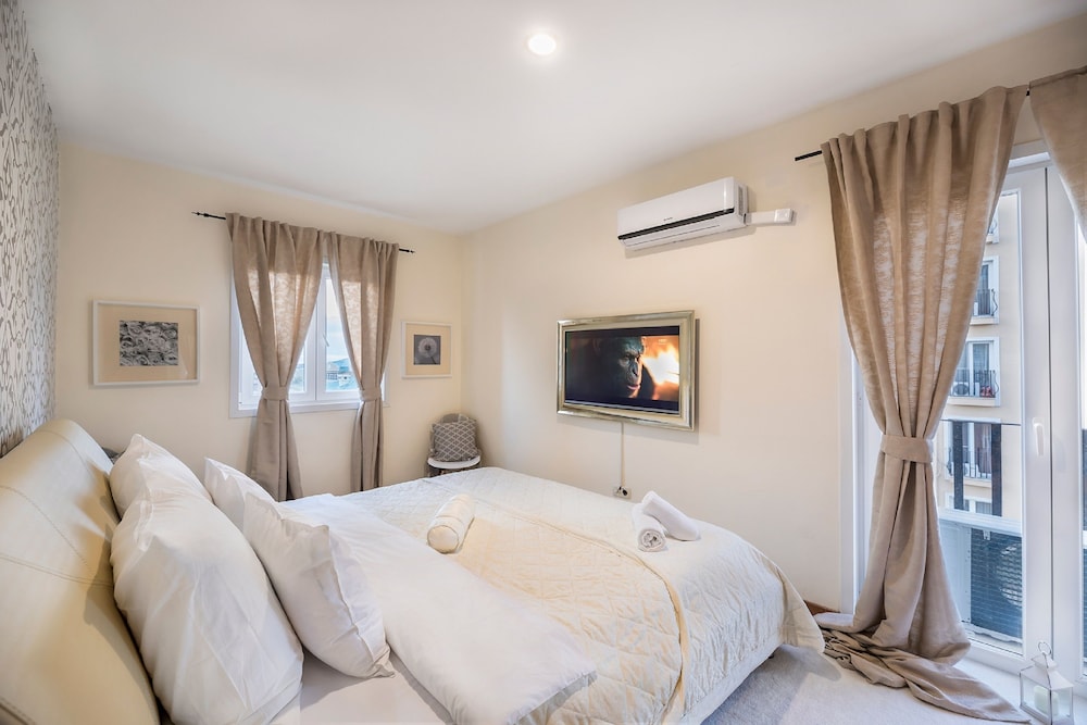 Deluxe Apartment, 2 Bedrooms, Pool Access, Pool View photo 2