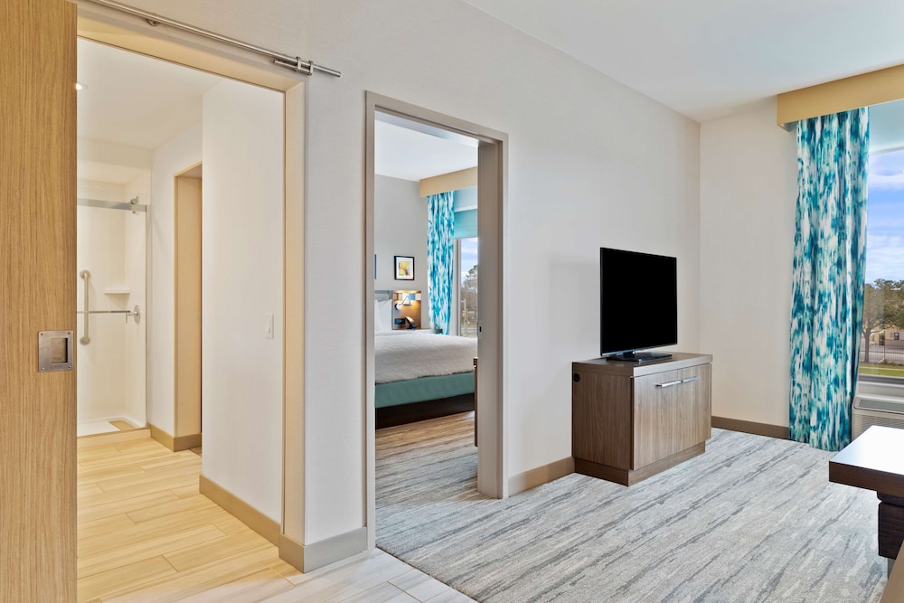 Suite, 1 King Bed, Corner - Photo 3