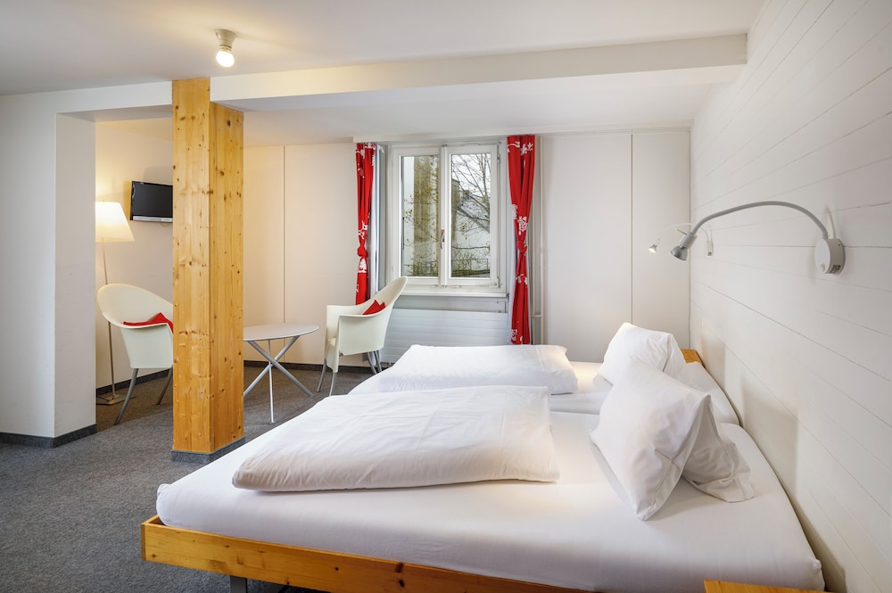 Economy Triple Room photo 3