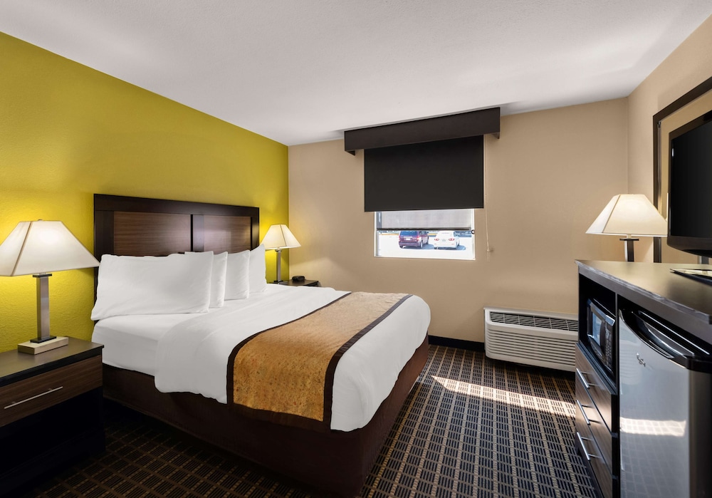 Standard Room, 1 King Bed, Accessible, Refrigerator & Microwave (Larger Room) photo 2