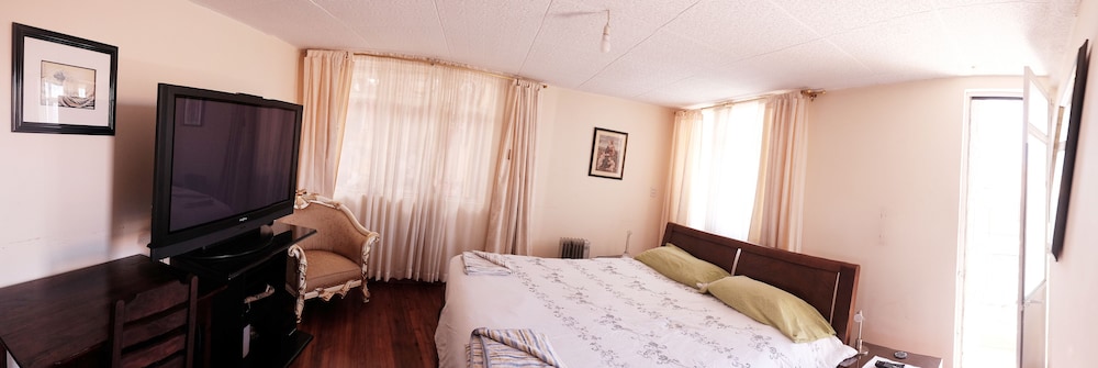 Deluxe Suite, 1 King Bed, Private Bathroom photo 1