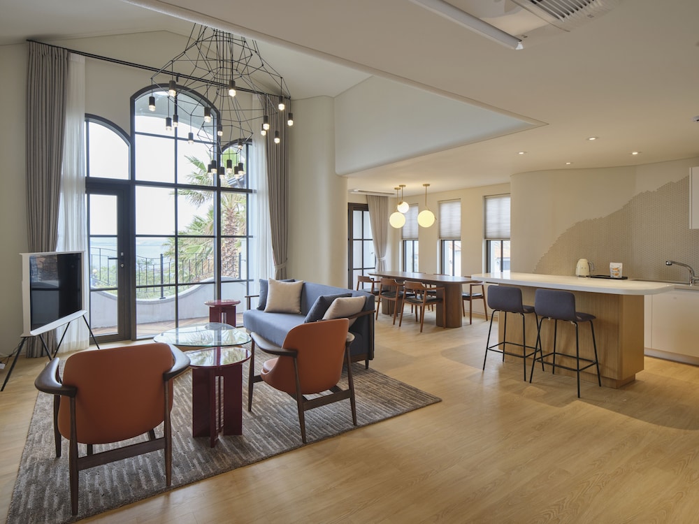 [Brunchy Package] Premier Suite B Type + Brunch For 2 + Park Ticket For 2 Per Stay - Photo 4