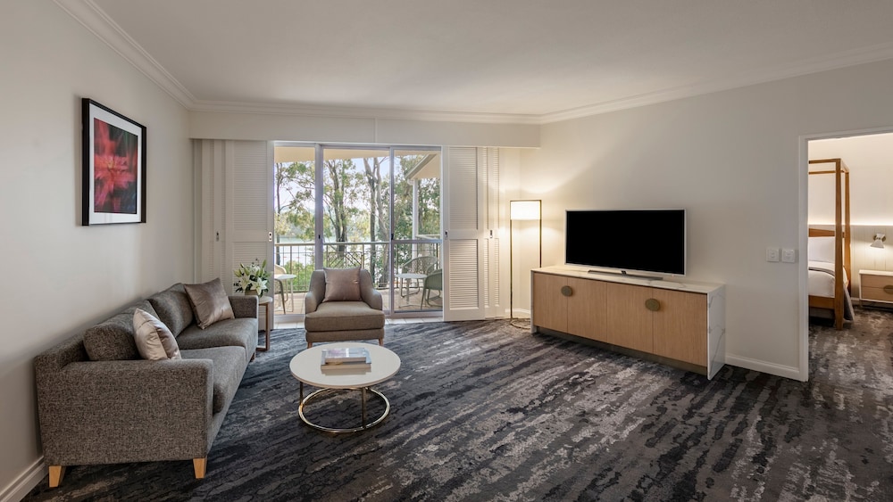 Suite, 1 King Bed with Sofa bed, Garden View (Homestead) - Photo 4
