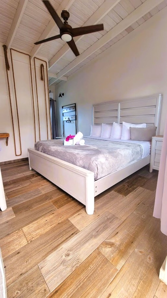 Deluxe Room, 1 King Bed, Non Smoking, Balcony photo 2