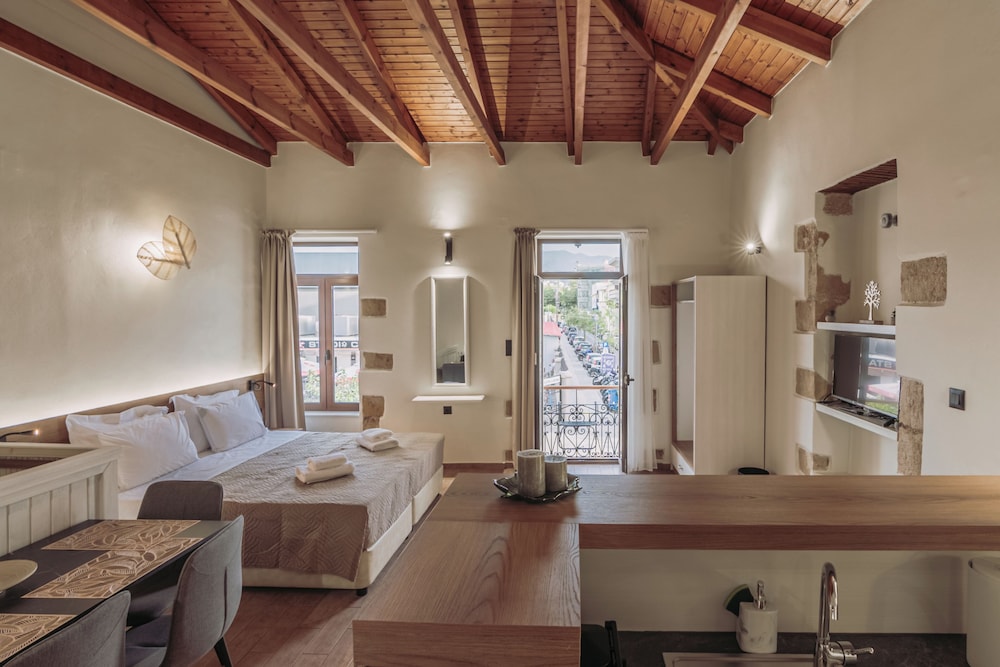 Superior Studio, 1 Queen Bed with Sofa bed, Kitchenette, City View