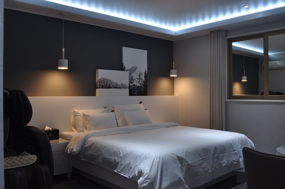 Premium Double Room (A, Styler, Free Netflix) photo 3