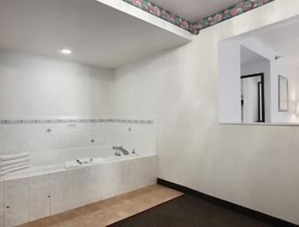 Deluxe Studio Suite, 1 King Bed, Non Smoking - Photo 4