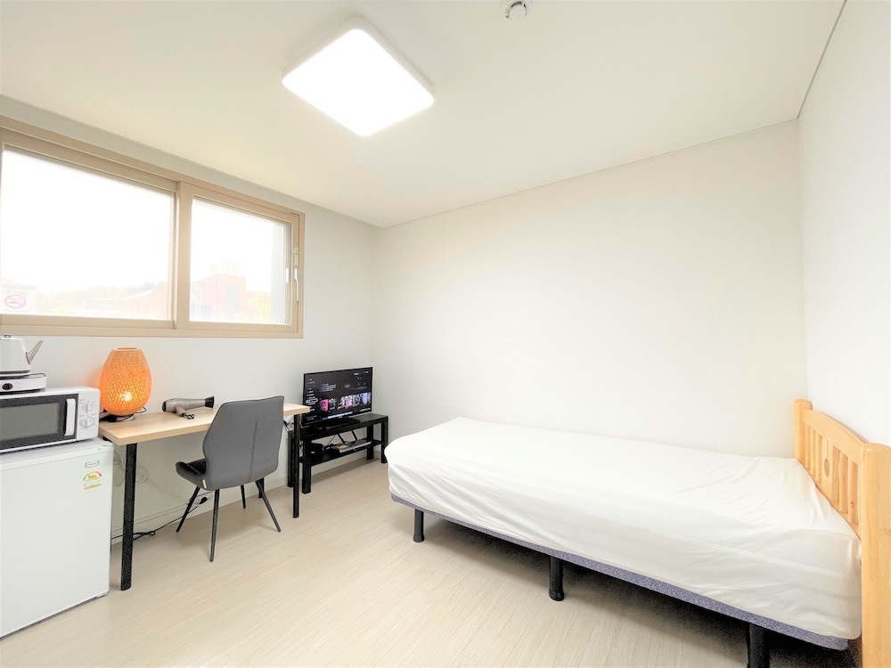 Basic Single Room, 1 Bedroom, Non Smoking, Courtyard View (Self Check-In) photo 3