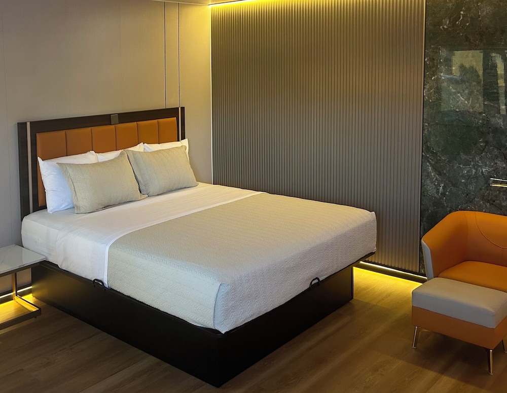 Deluxe Room, 1 King Bed (First Floor) photo 3