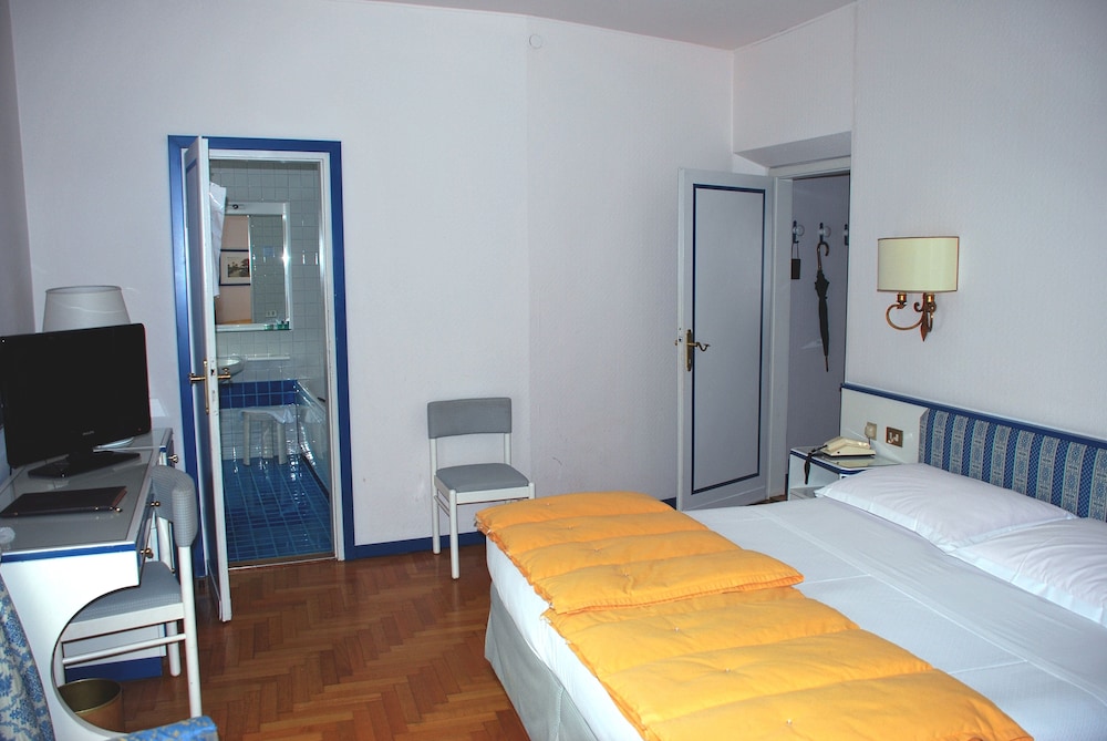 Classic Triple Room photo 2