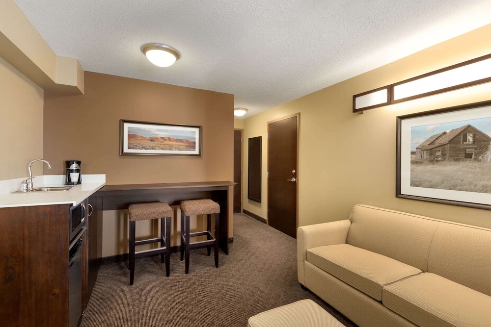 Business Suite, 1 Queen Bed, Non Smoking, Refrigerator & Microwave (Sofa bed) photo 2
