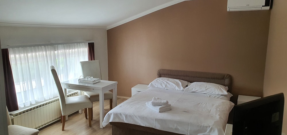 Classic Triple Room photo 1