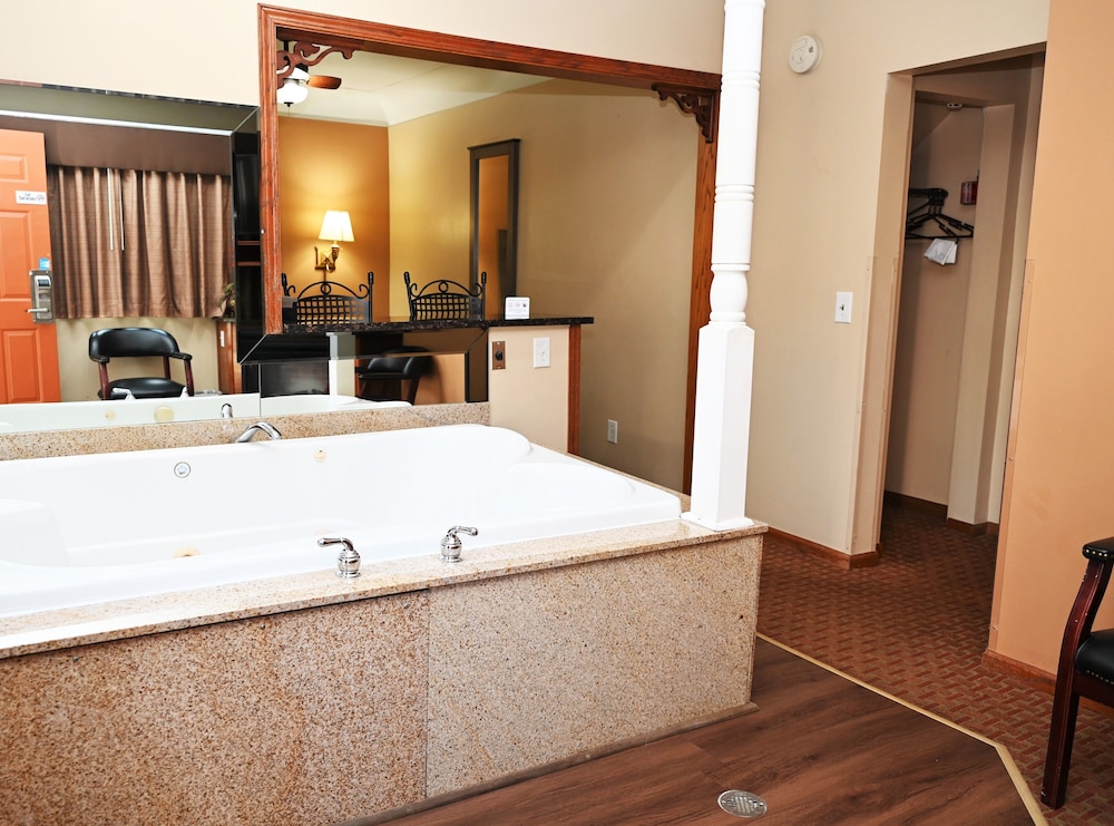Suite, 1 Queen Bed, Jetted Tub photo 2