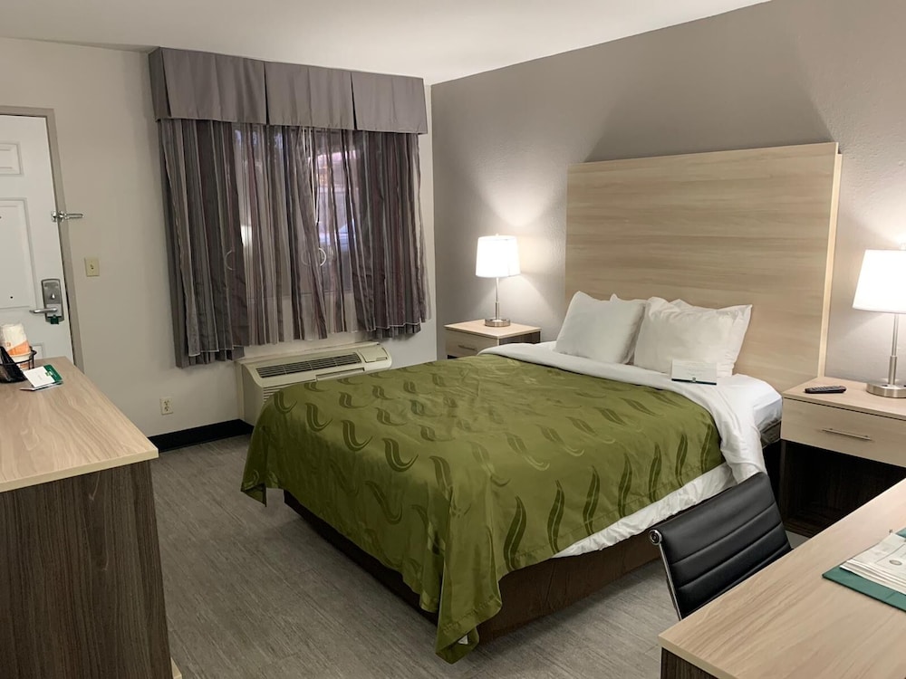 Room, 1 Queen Bed, Accessible, Non Smoking (Roll-In Shower) - Photo 2