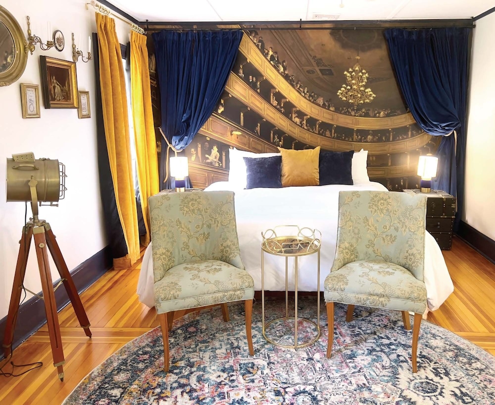 Gilded Stage in the Mainhouse