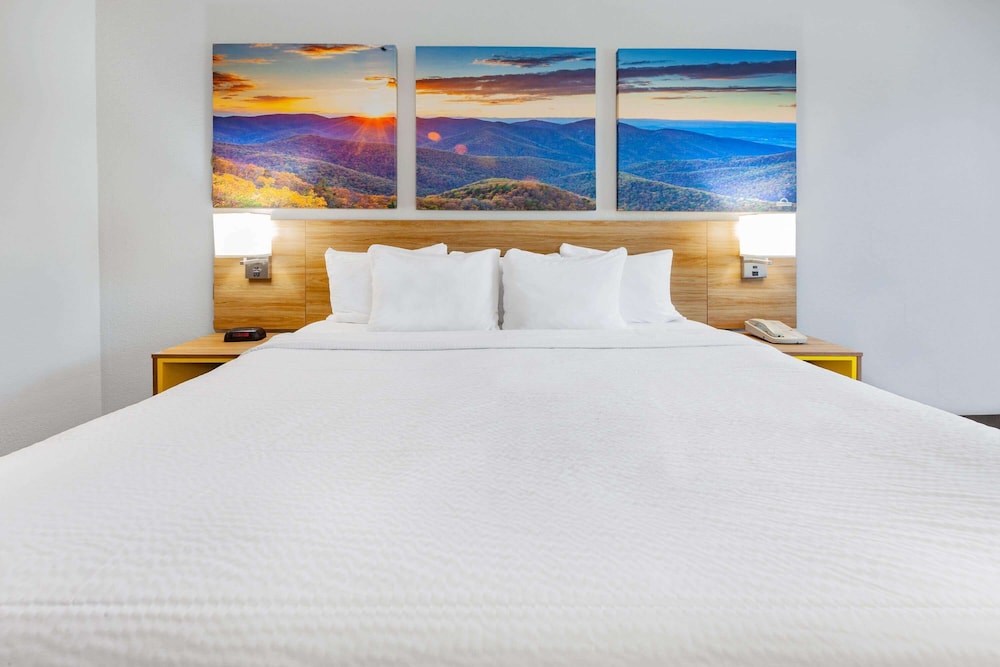 Standard Room, 1 King Bed, Accessible, Non Smoking - Photo 3