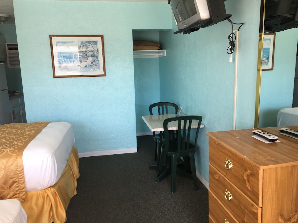 Standard Room, Refrigerator & Microwave photo 1