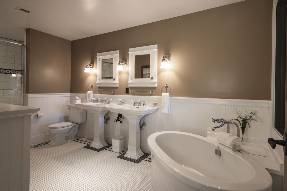 Lakeview Three Bedroom Suite
