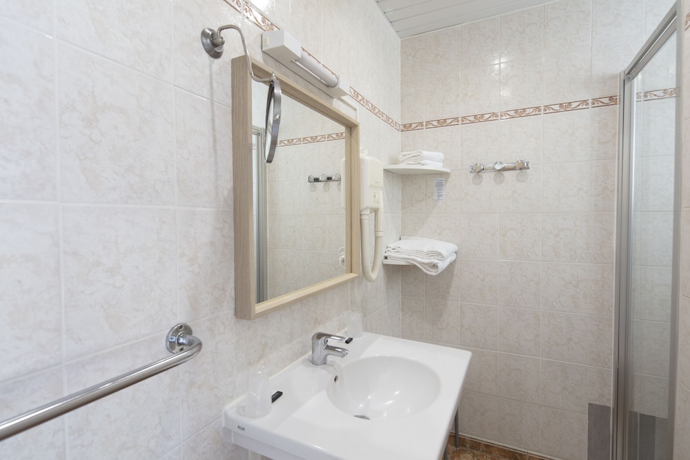 Comfort Double Room, 1 Queen Bed, Bathtub photo 2