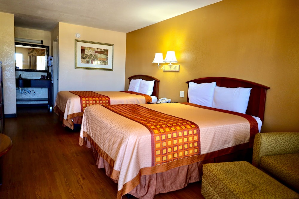 Double Room, 2 Queen Beds, Smoking photo 1
