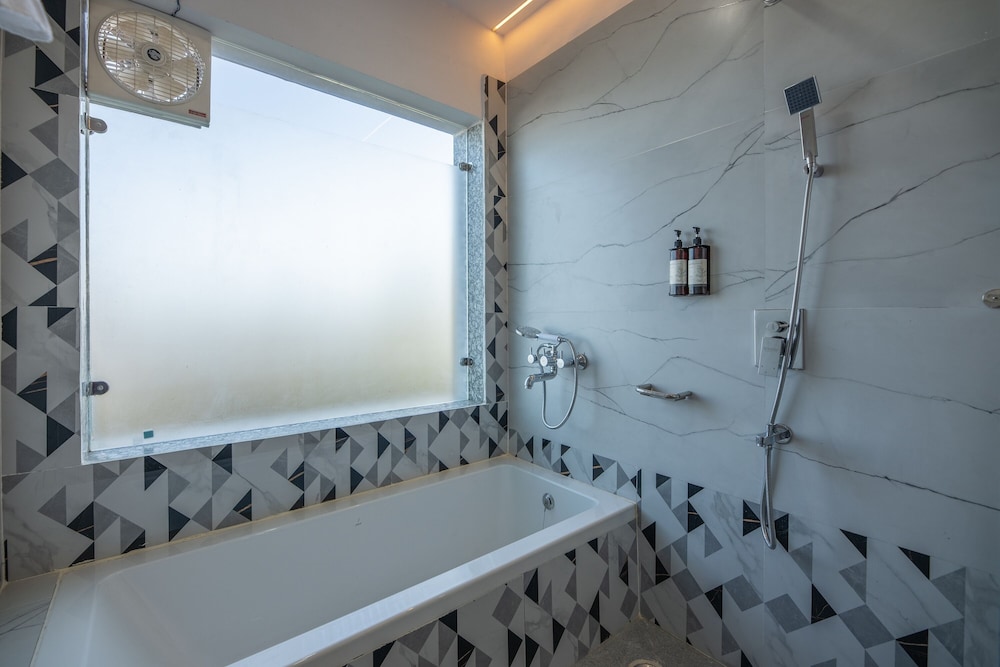 Honeymoon Suite - Photo 2
