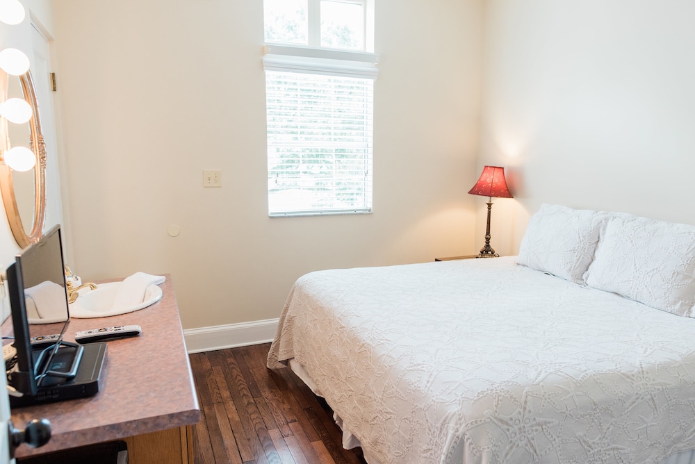 Classic Room, 1 King Bed, Lake View photo 1