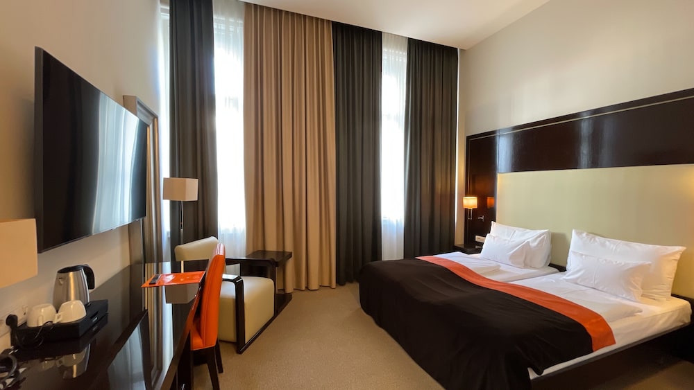 Deluxe Twin Room, 1 Queen Bed photo 3