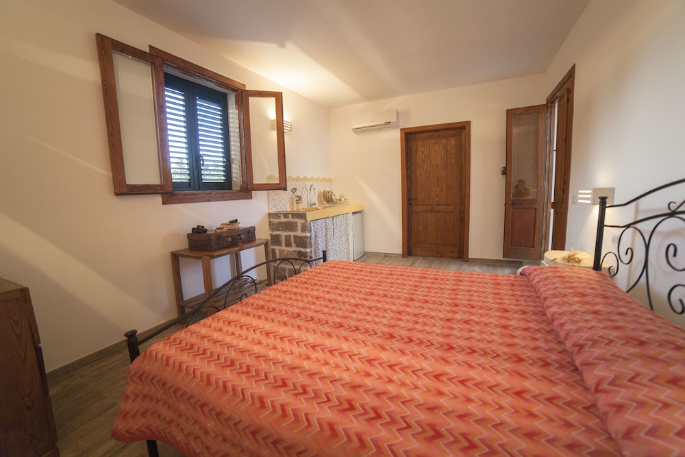 Romantic Studio Suite, 1 Queen Bed, Kitchenette, Annex Building photo 2