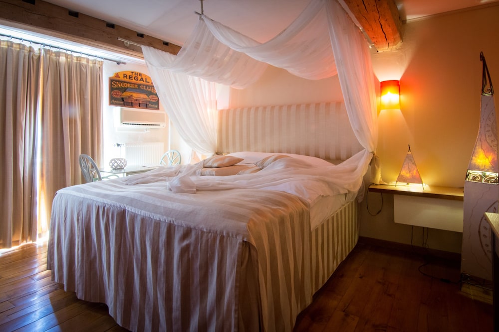 Family Suite, 2 Bedrooms, Balcony, Garden View photo 3