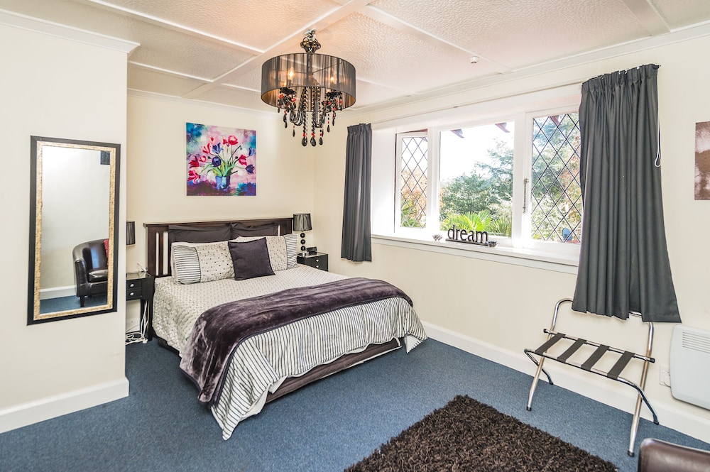 Standard Studio, Queen Bed photo 2