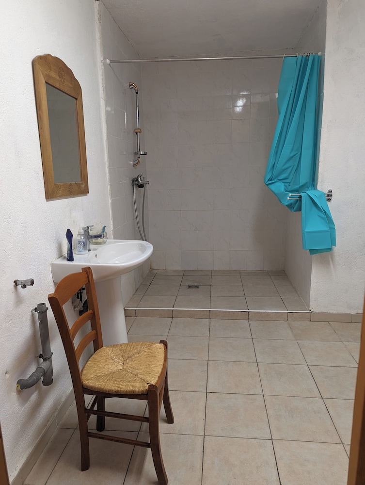 Economy Triple Room photo 2