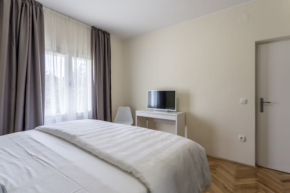 Apartment, 1 King Bed with Sofa bed, Garden Area photo 2