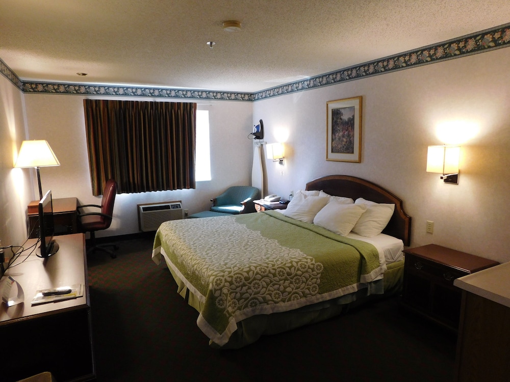 Standard Room, 1 King Bed - Photo 4