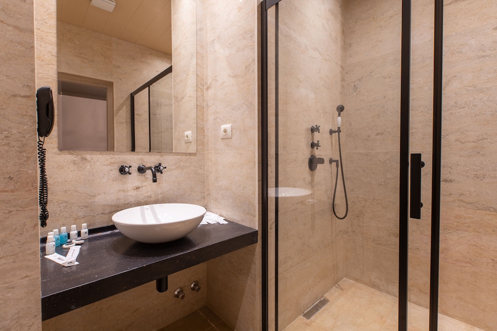 Deluxe Double, Atrium View - Photo 4