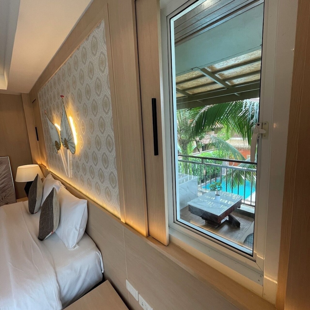 Deluxe Double Room, 1 Bedroom, Bathtub Grab Bars, Pool View photo 2