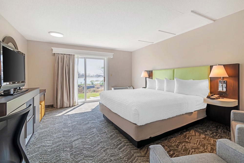 Traditional Room, 1 King Bed, Terrace, River View photo 1