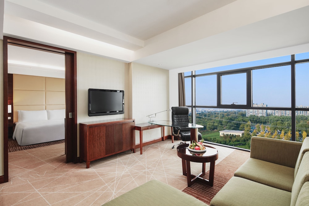 Suite, 1 Bedroom - Photo 1
