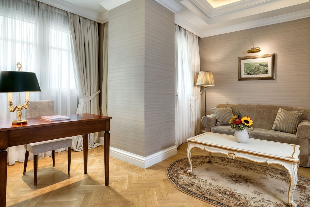 Deluxe Suite, 1 Bedroom, Courtyard View thumbnail 5