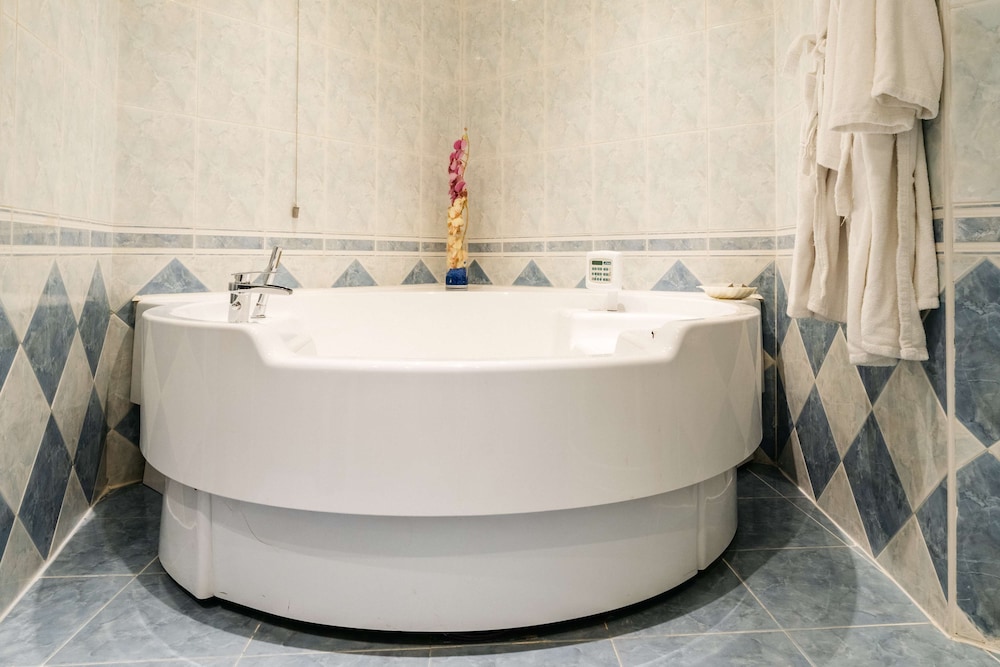 Suite, 2 Bedrooms, Jetted Tub - Photo 7